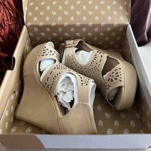 Style : Acquasanta  Wedge Sandal 
Size : 9

Only used once $15 OBO